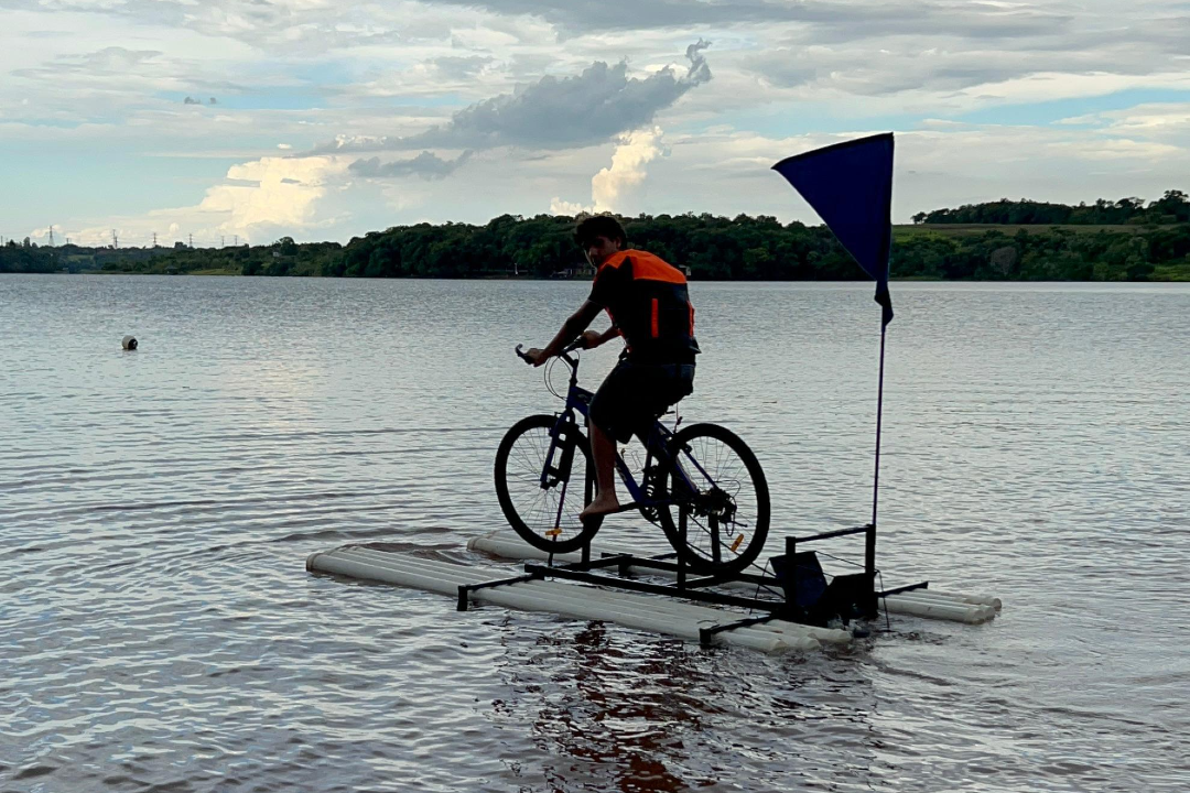 Piracleta flotando en un arroyo